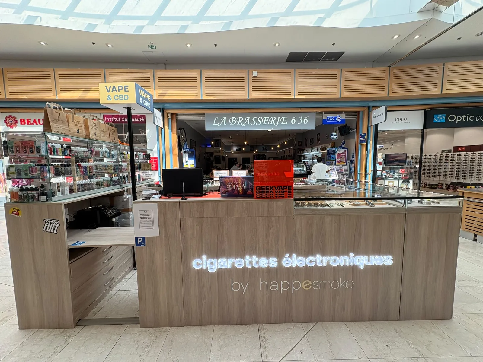 Vitrine du magasin HappeSmoke Grasse